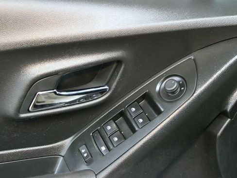 Used 2020 Chevrolet Trax LT w/ LT Convenience Package FWD image 16