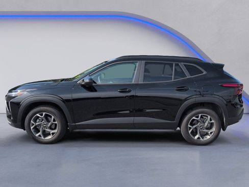Used 2024 Chevrolet Trax LT w/ Driver Confidence Package FWD image 3