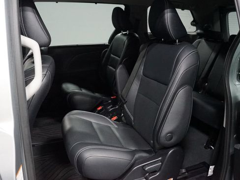 Certified 2020 Toyota Sienna SE FWD image 24
