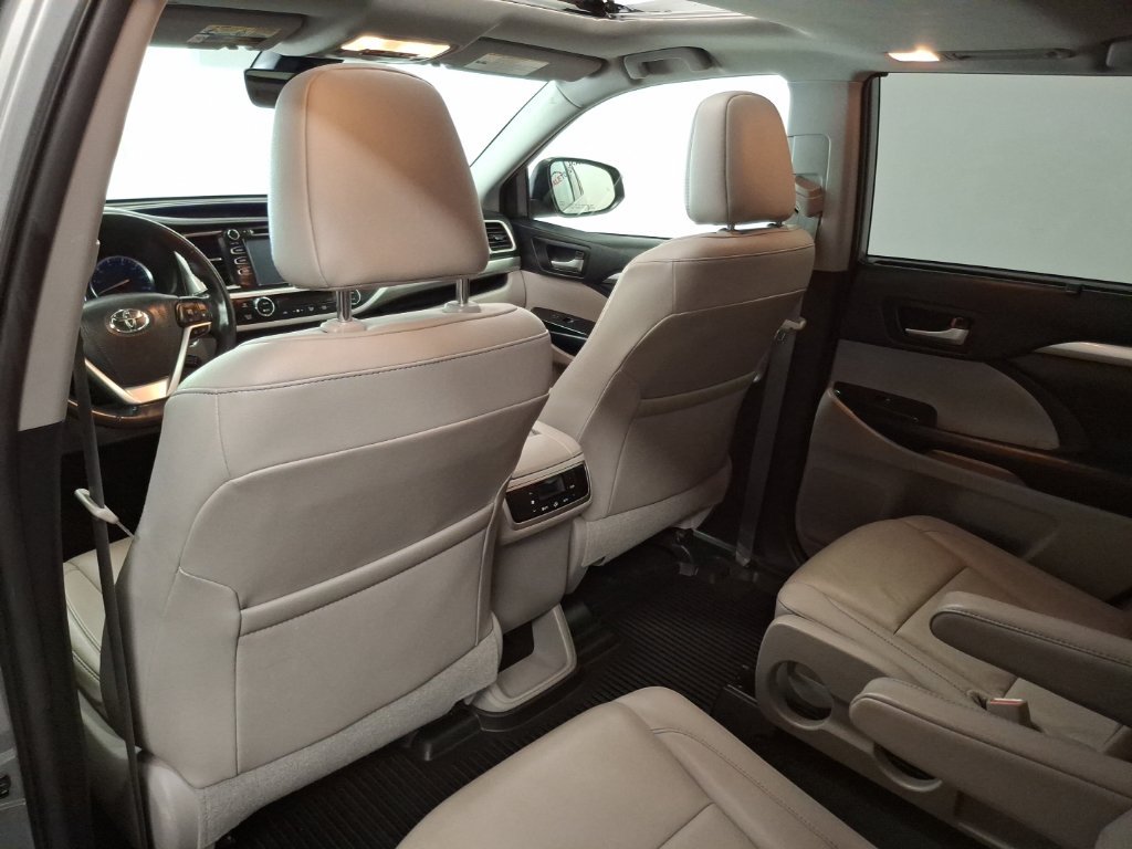 Used 2019 Toyota Highlander XLE AWD/4WD image 14