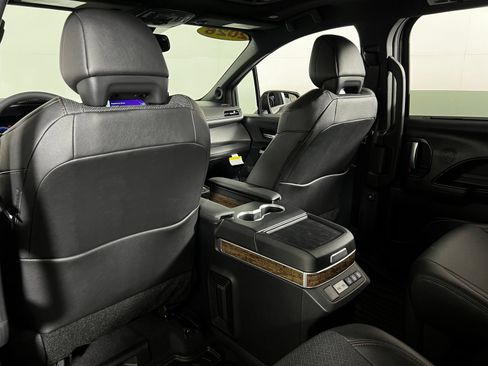 Used 2026 Toyota Sienna Limited FWD image 23
