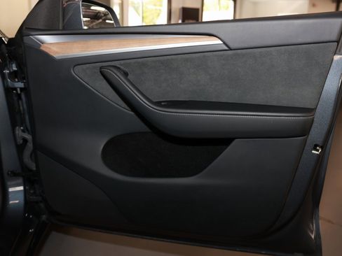 Used 2023 Tesla Model Y Long Range image 19
