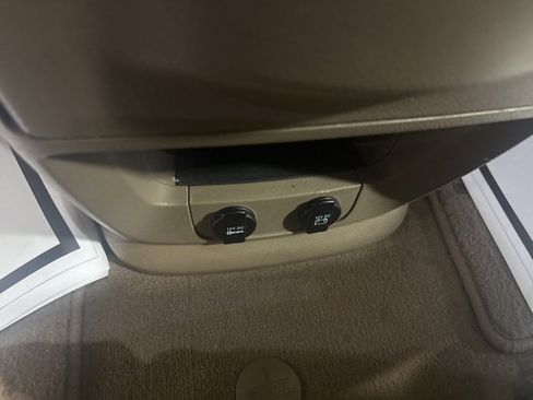 Used 2014 Chrysler Town & Country Touring image 28