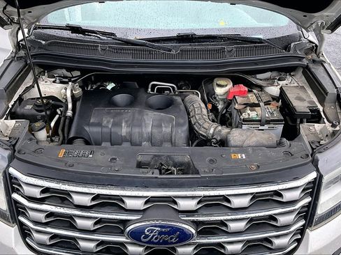 Used 2017 Ford Explorer XLT FWD image 11
