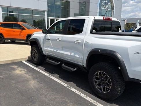 Used 2024 Chevrolet Colorado ZR2 w/ Technology Package AWD/4WD image 10