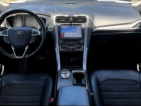 Used 2017 Ford Fusion SE w/ Equipment Group 201A FWD image 16