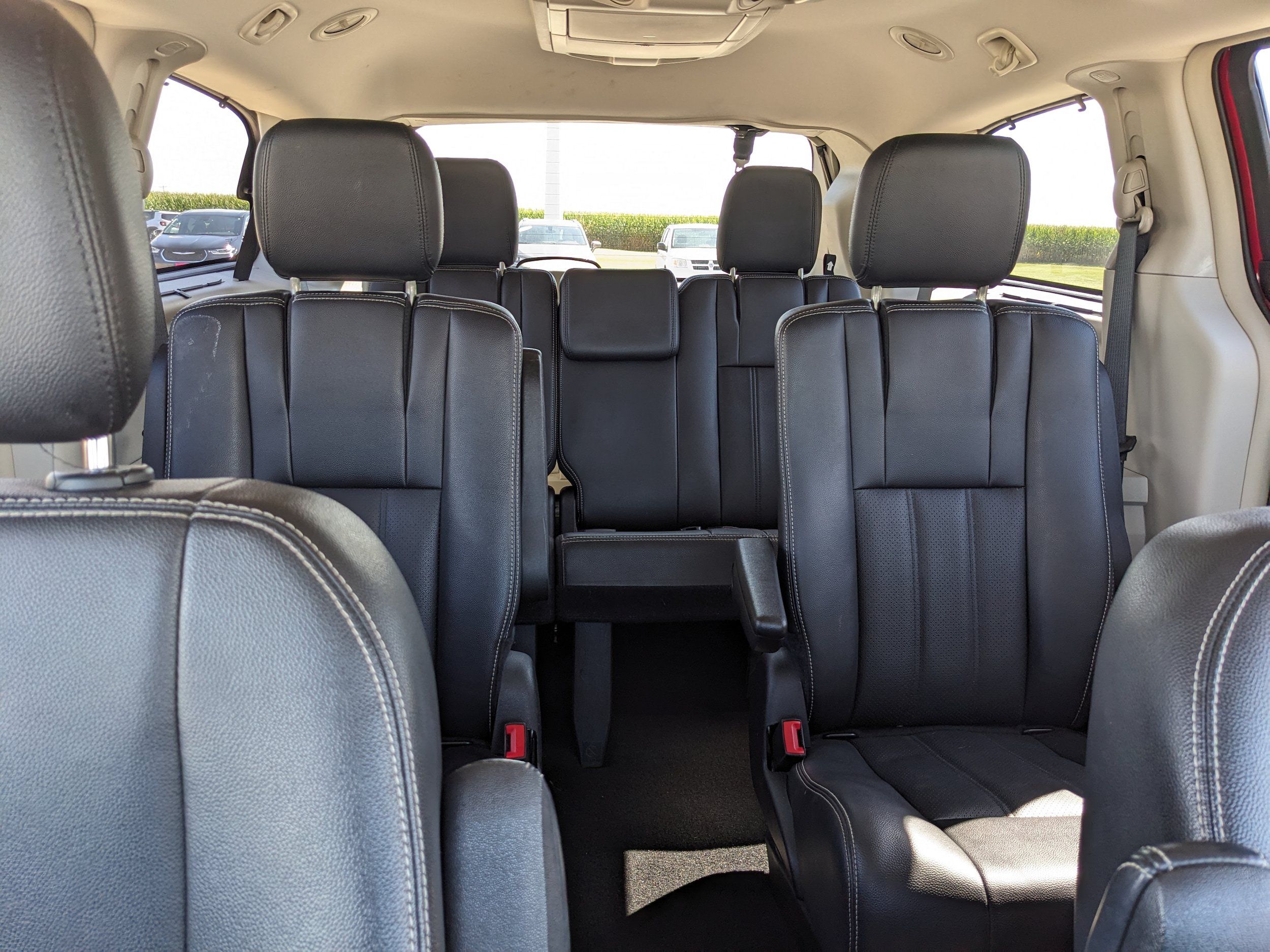 Used 2016 Chrysler Town & Country Touring-L FWD image 37