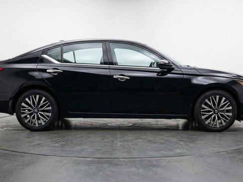 Used 2025 Nissan Altima 2.5 SV image 11