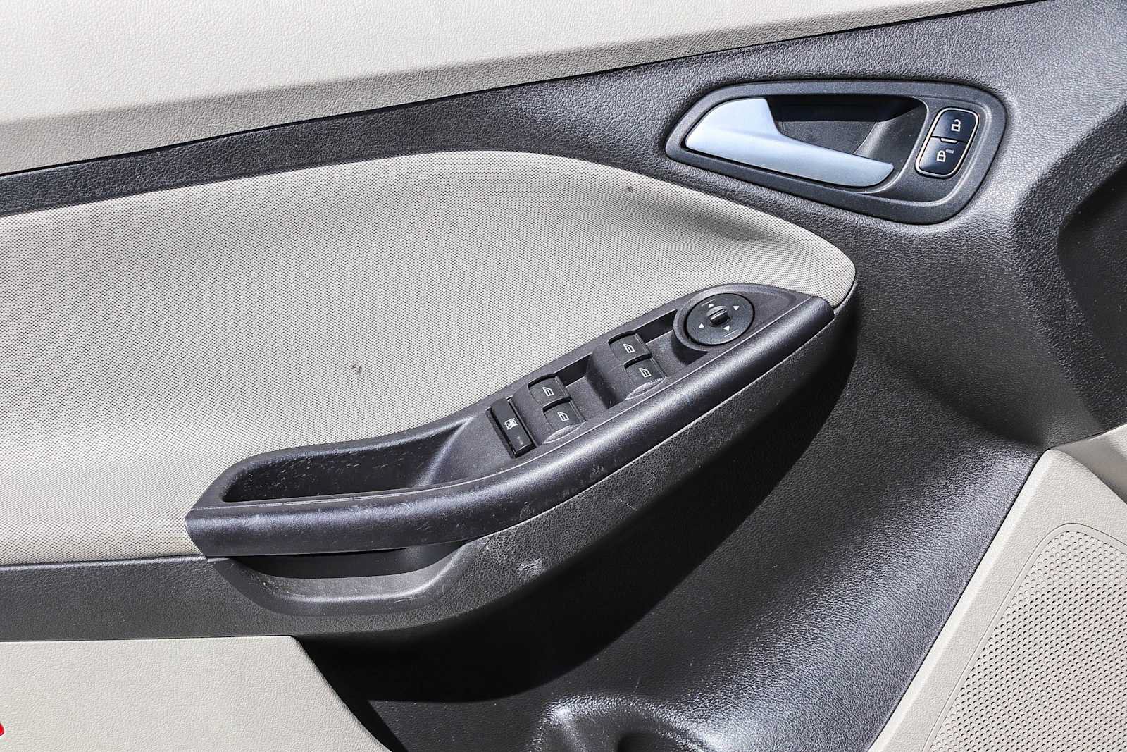 Used 2015 Ford Focus SE FWD image 19