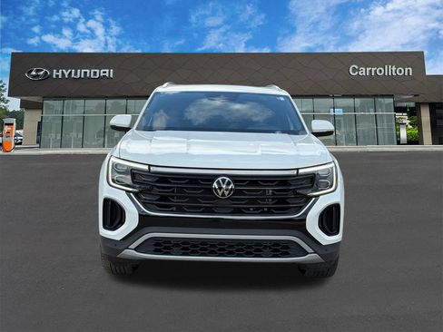 Used 2024 Volkswagen Atlas Cross Sport SE FWD image 2