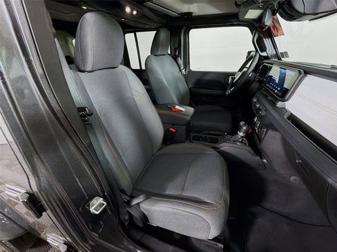 Used 2025 Jeep Wrangler Sahara image 27