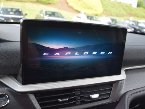 Used 2026 Ford Explorer Platinum AWD/4WD image 14