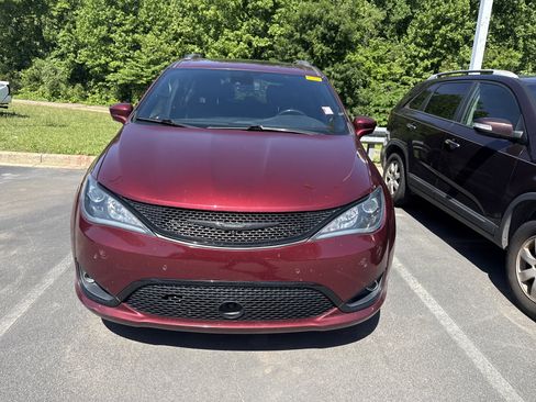 Used 2019 Chrysler Pacifica Touring-L FWD image 2