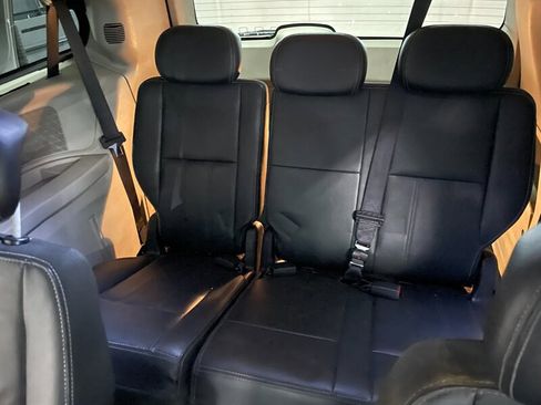 Used 2010 Chrysler Town & Country Touring Plus FWD image 17