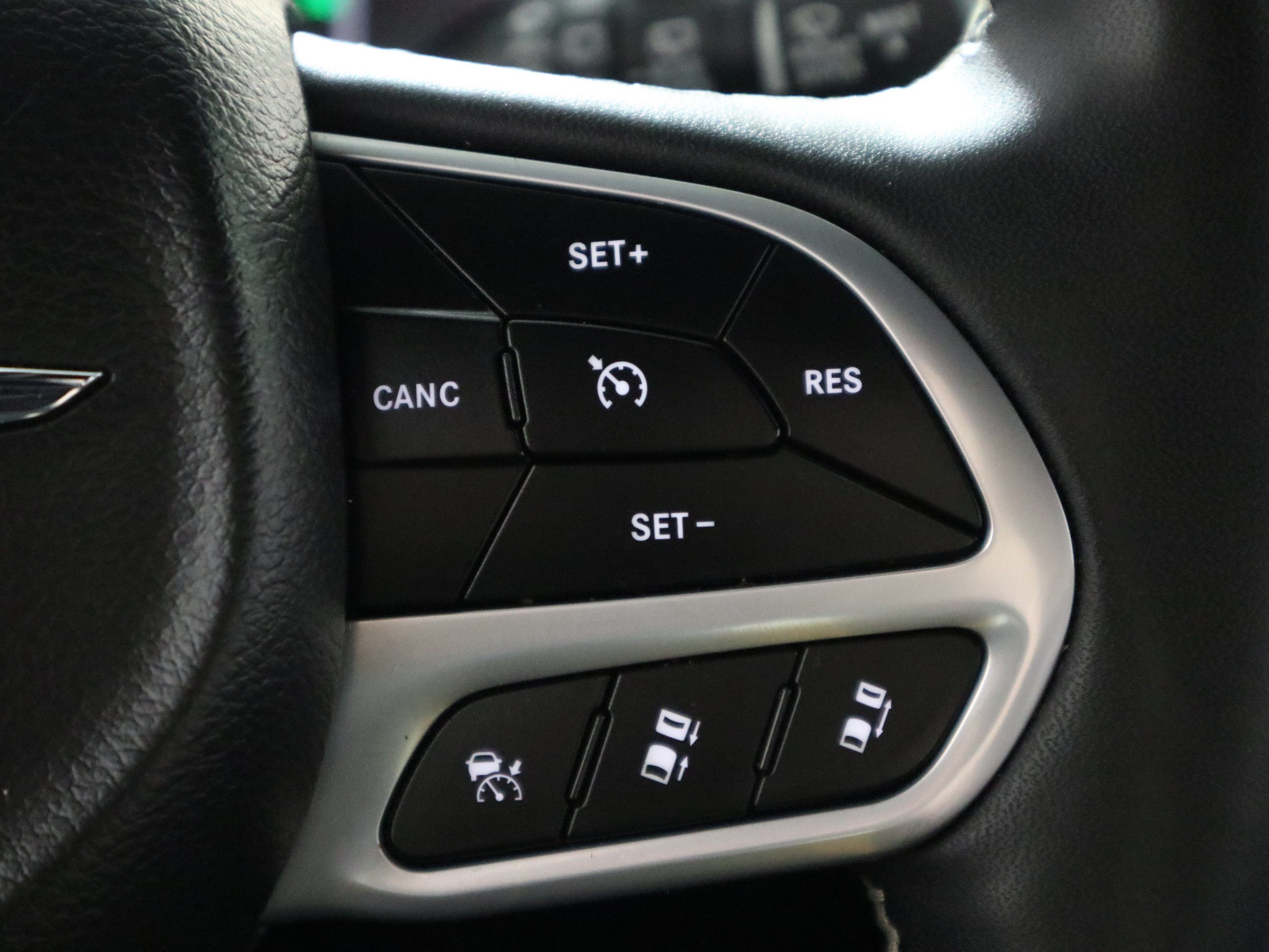 Used 2025 Chrysler Pacifica Select FWD image 30