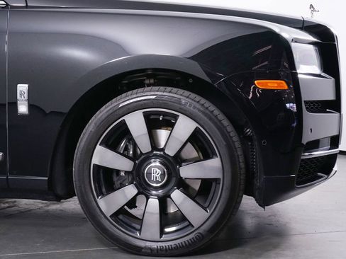 Used 2022 Rolls-Royce Cullinan w/ Cullinan Package image 15