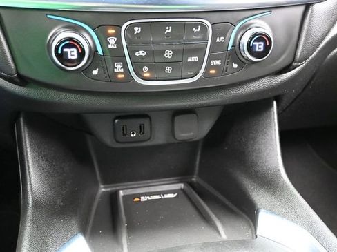 Used 2023 Chevrolet Traverse LT AWD/4WD image 46