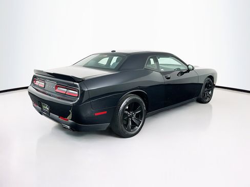 Used 2018 Dodge Challenger SXT image 9