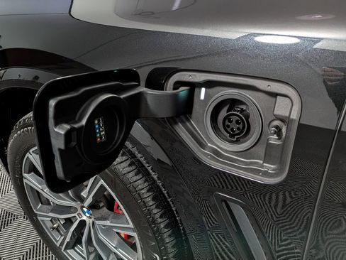 Used 2021 BMW X5 xDrive45e w/ M Sport Package image 12