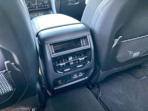 Used 2025 Jeep Grand Cherokee Altitude AWD/4WD image 10