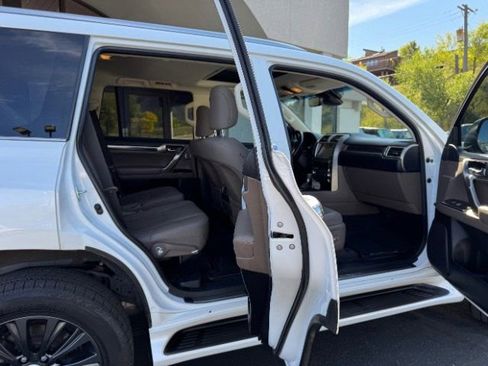 Used 2021 Lexus GX 460 Premium w/ Accessory Package AWD/4WD image 9