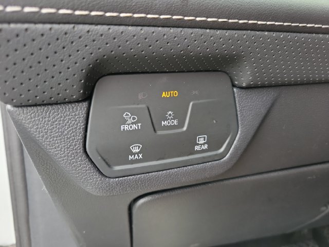 Used 2025 Volkswagen Atlas SE AWD/4WD image 32