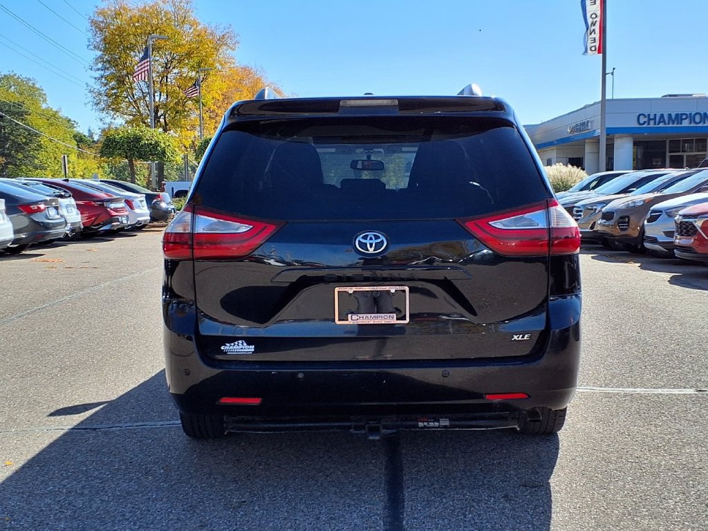Used 2015 Toyota Sienna XLE w/ XLE Navigation Package FWD image 5