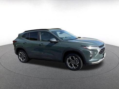 Used 2025 Chevrolet Trax LT w/ LT Convenience Package FWD image 2