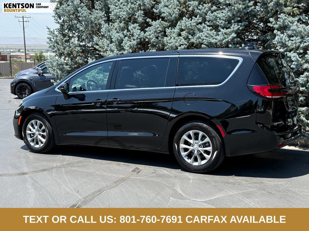 Used 2026 Chrysler Pacifica Limited FWD image 5