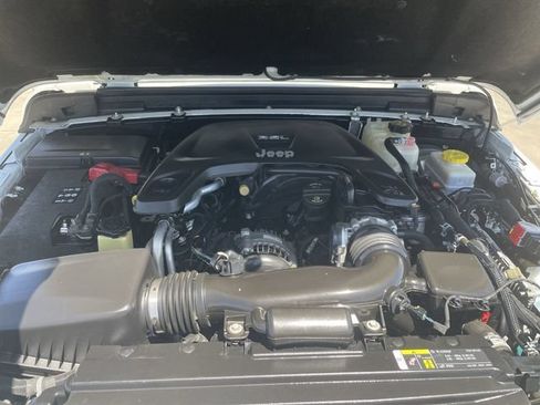 Used 2018 Jeep Wrangler Unlimited Sahara AWD/4WD image 30