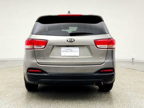 Used 2017 Kia Sorento LX w/ LX Convenience Package image 6