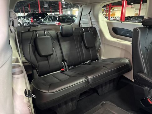 Used 2020 Chrysler Pacifica Limited FWD image 40