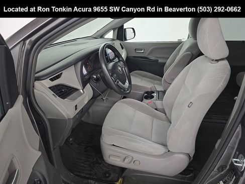 Used 2017 Toyota Sienna LE FWD image 6