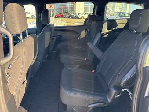 Used 2020 Chrysler Pacifica Touring w/ S Appearance Package image 9