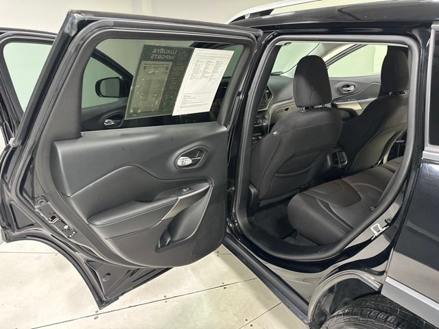 Used 2019 Jeep Cherokee Latitude w/ Popular Appearance Group AWD/4WD image 21