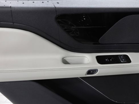 Used 2025 Lincoln Aviator AWD w/ Jet Appearance Package image 31