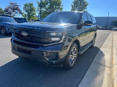 Used 2025 Ford Expedition Max Active AWD/4WD image 3