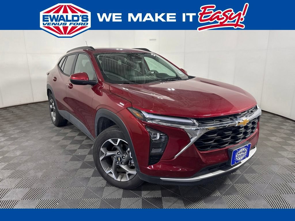 Used 2025 Chevrolet Trax LT FWD image 1