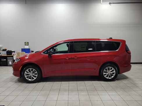 New 2026 Chrysler Pacifica Select image 4