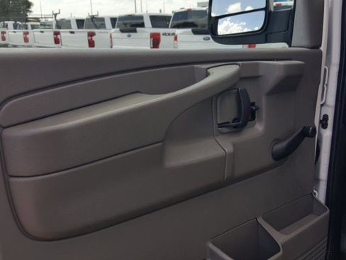Used 2015 Chevrolet Express 3500 RWD image 19