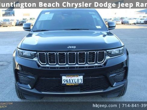 Used 2023 Jeep Grand Cherokee Laredo image 2