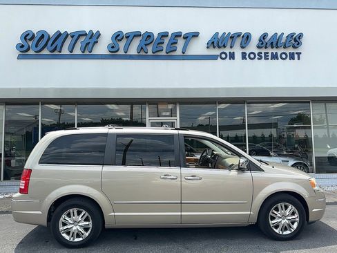Used 2008 Chrysler Town & Country Limited image 1