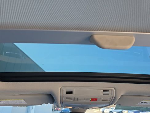 Certified 2025 Volkswagen Jetta SE image 15