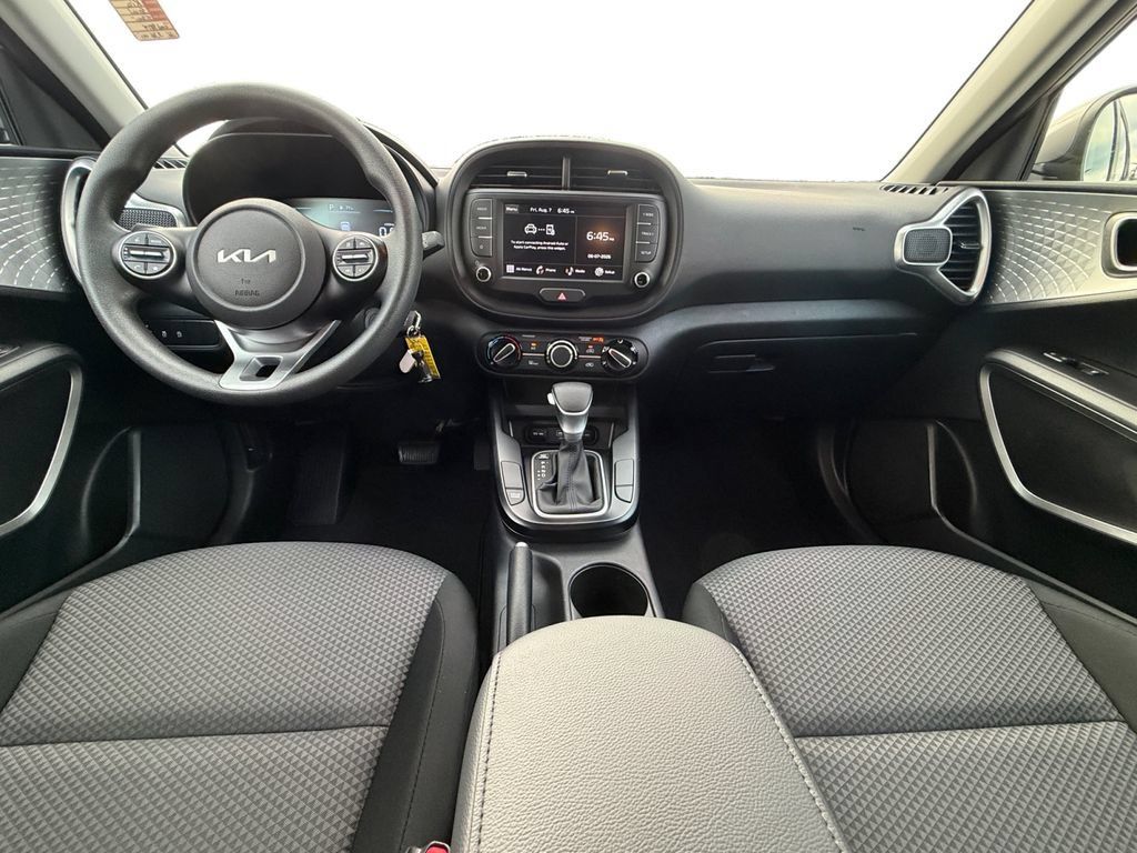 Used 2025 Kia Soul LX w/ LX Technology Package FWD image 15