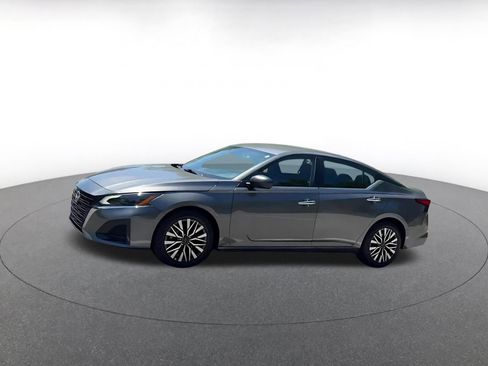 Used 2025 Nissan Altima 2.5 SV FWD image 8