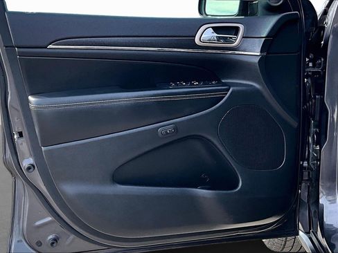 Used 2017 Jeep Grand Cherokee Limited image 16