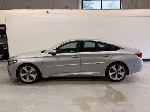 Used 2018 Honda Accord Touring image 2