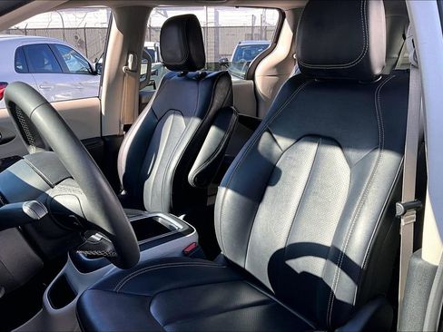 Used 2024 Chrysler Pacifica Touring-L image 19