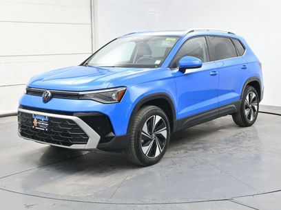 Used 2025 Volkswagen Taos SE w/ Panoramic Sunroof Package