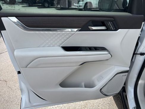 Used 2025 GMC Acadia Denali FWD image 8
